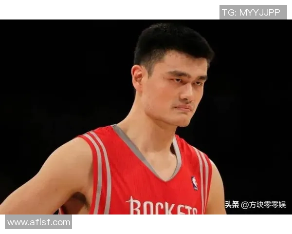 姚明带领活塞队展开快速进攻展现篮球魅力与团队协作精神