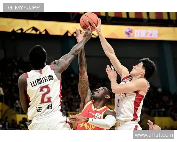 姚明带领中国篮球队奋勇前行展现体育精神与团队力量