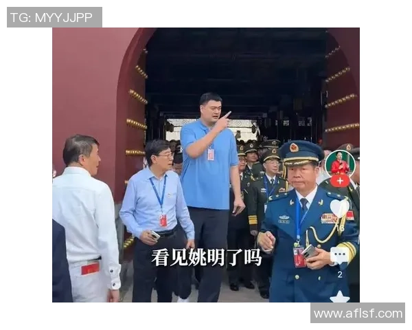 姚明莅临餐厅品尝美食引发热烈反响顾客纷纷合影留念