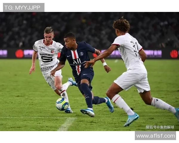 西甲激战:拜仁与巴黎圣日耳曼战成平局乌龙球瞬间引发全场热议 西甲激战:拜仁与巴黎圣日耳曼战成平局乌龙球瞬间引发全场热议